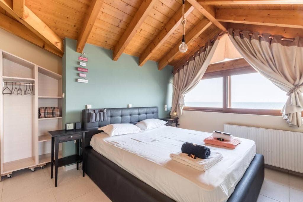 Savvas Surf House — sea-view beachfront apartment in Artemida, Greece